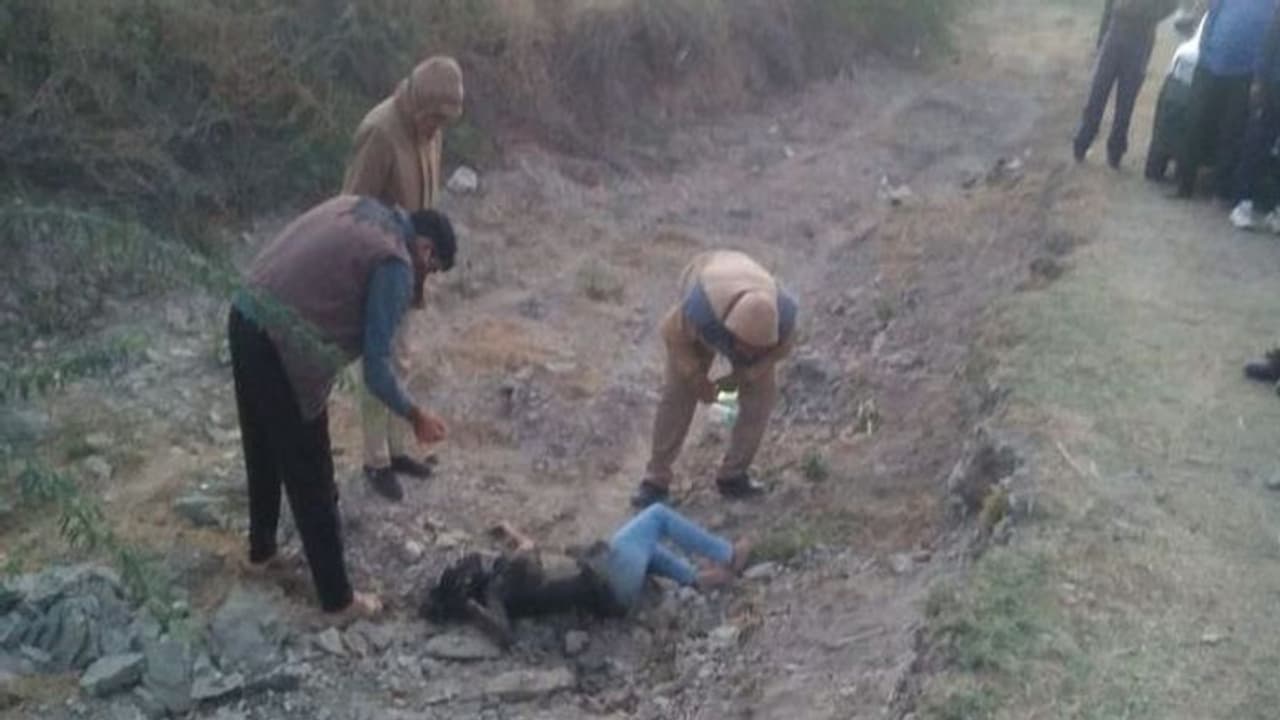 अधजली लाश का रहस्य: 20 साल की युवती के पैर पर बना हुआ है टैटू अधजली लाश का रहस्य: 20 साल की युवती के पैर पर बना हुआ है टैटू