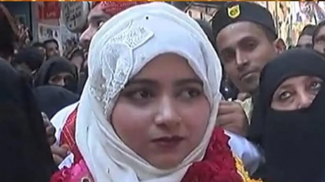 पढ़ाई के साथ राजनीति: 21 साल की आसमा जीतीं जयपुर नगर निगम चुनाव, पिता के सपने को बेटी ने किया पूरा.. पढ़ाई के साथ राजनीति: 21 साल की आसमा जीतीं जयपुर नगर निगम चुनाव, पिता के सपने को बेटी ने किया पूरा..