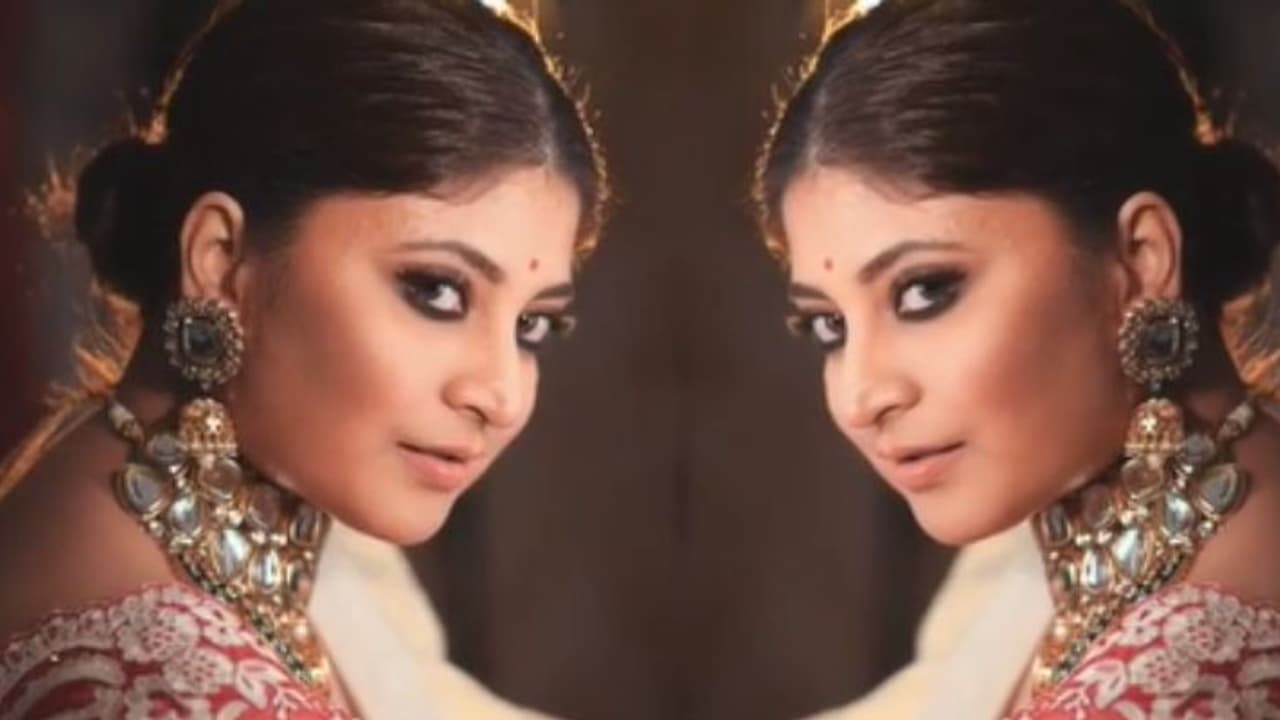 কালো স্লিভলেসে শরীরী শিহরণ, মেঘলা দিনে 'নোয়া দামান' এর তালে 'HOT' মুভস সন্দীপ্তার কালো স্লিভলেসে শরীরী শিহরণ, মেঘলা দিনে 'নোয়া দামান' এর তালে 'HOT' মুভস সন্দীপ্তার