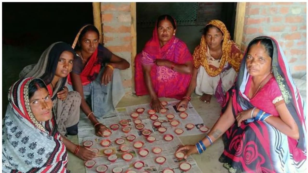 ഇനി വ്യാജമദ്യം വില്ക്കേണ്ട, തേനീച്ച വളര്ത്തലിലേക്ക് തിരിഞ്ഞ് ബാരാബംകി, പ്രതീക്ഷയോടെ ജനങ്ങള്... ഇനി വ്യാജമദ്യം വില്ക്കേണ്ട, തേനീച്ച വളര്ത്തലിലേക്ക് തിരിഞ്ഞ് ബാരാബംകി, പ്രതീക്ഷയോടെ ജനങ്ങള്...