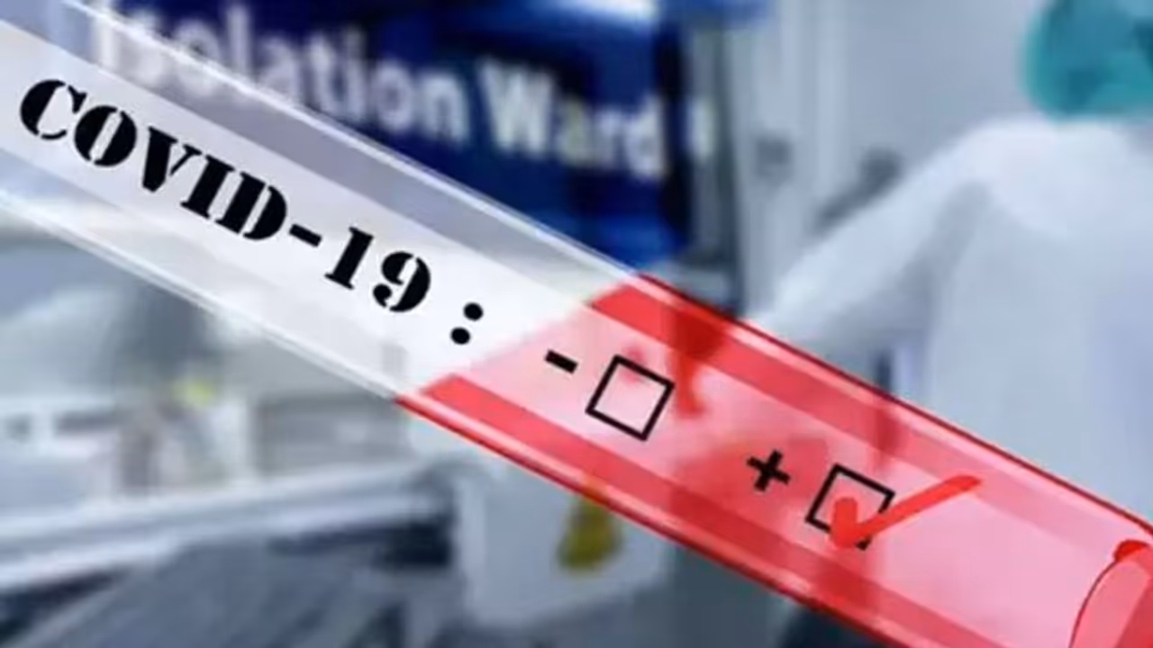 BREAKING பள்ளிகள் திறந்த 3 நாட்களில் அதிர்ச்சி... 150 ஆசிரியர்கள்.. 10 மாணவர்களுக்கு கொரோனா பாதிப்பு..!
