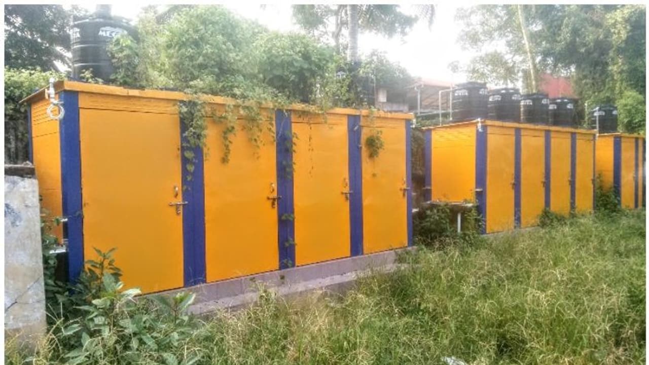 കാടുകയറി ശുചിമുറികള്; നഗരസഭയുടെ അനാസ്ഥ മൂലം 90 ലക്ഷം രൂപയുടെ പദ്ധതി അവതാളത്തില് കാടുകയറി ശുചിമുറികള്; നഗരസഭയുടെ അനാസ്ഥ മൂലം 90 ലക്ഷം രൂപയുടെ പദ്ധതി അവതാളത്തില്