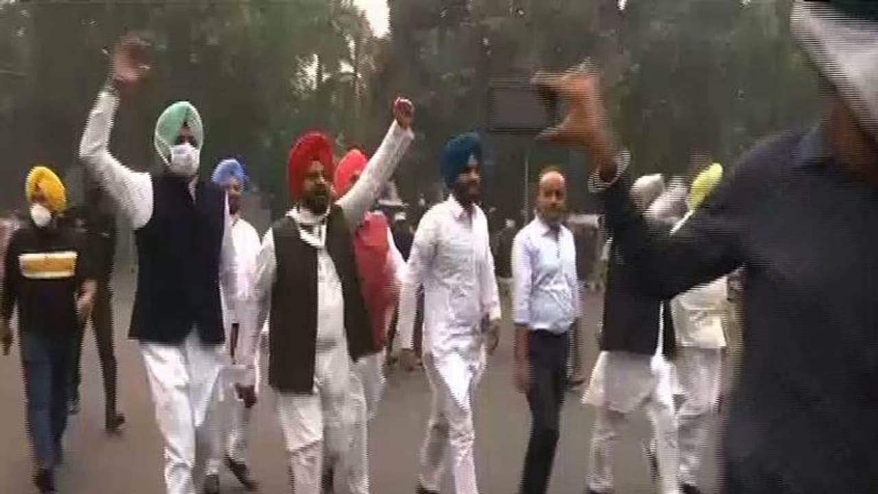 കർഷക പ്രതിസന്ധി ധരിപ്പിക്കാൻ രാഷ്ട്രപതി അനുമതി നിഷേധിച്ചു; പ്രതിഷേധവുമായി പഞ്ചാബ് മുഖ്യമന്ത്രിയും എംഎല്എമാരും കർഷക പ്രതിസന്ധി ധരിപ്പിക്കാൻ രാഷ്ട്രപതി അനുമതി നിഷേധിച്ചു; പ്രതിഷേധവുമായി പഞ്ചാബ് മുഖ്യമന്ത്രിയും എംഎല്എമാരും