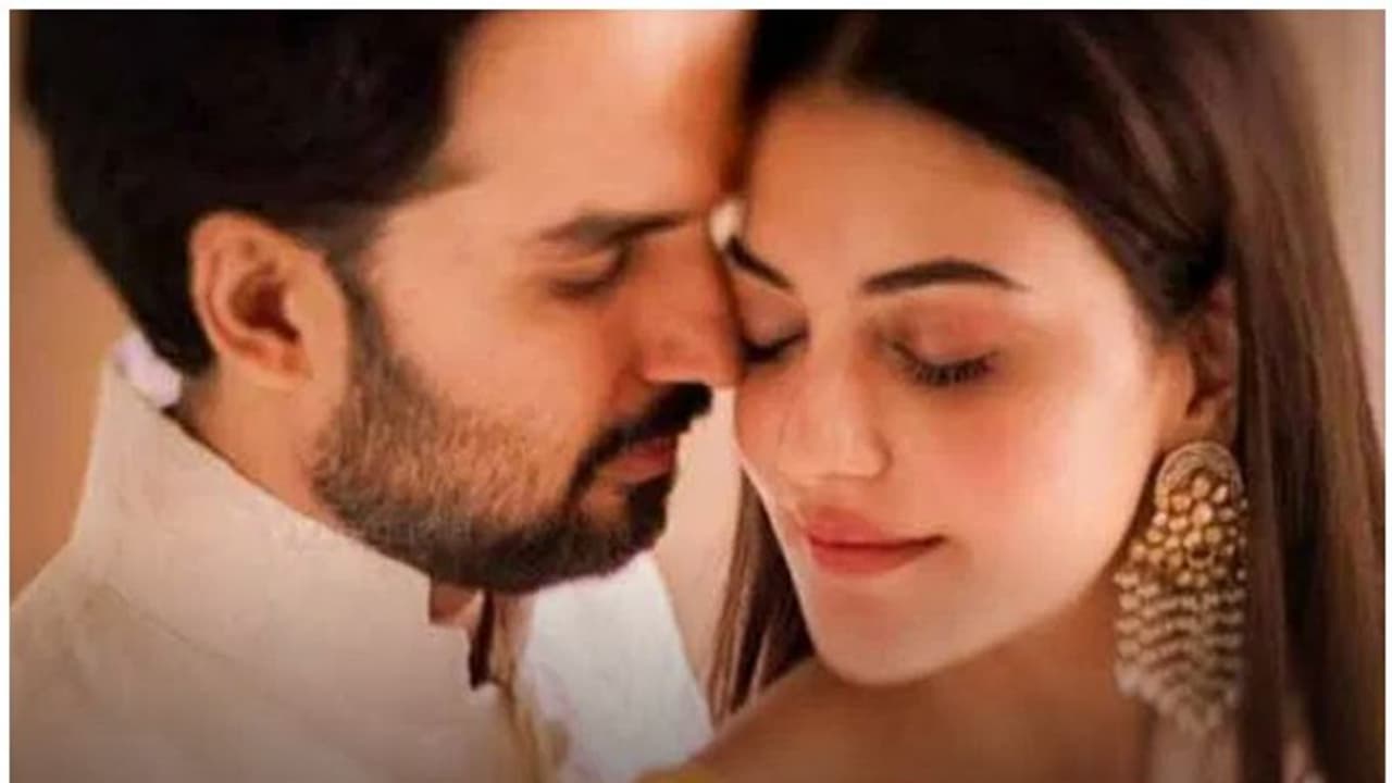 ആദ്യ കര്വ ചൗത് ആഘോഷമാക്കാൻ കാജലും ഗൗതമും, ഫോട്ടോ ഏറ്റെടുത്ത് ആരാധകര് ആദ്യ കര്വ ചൗത് ആഘോഷമാക്കാൻ കാജലും ഗൗതമും, ഫോട്ടോ ഏറ്റെടുത്ത് ആരാധകര്