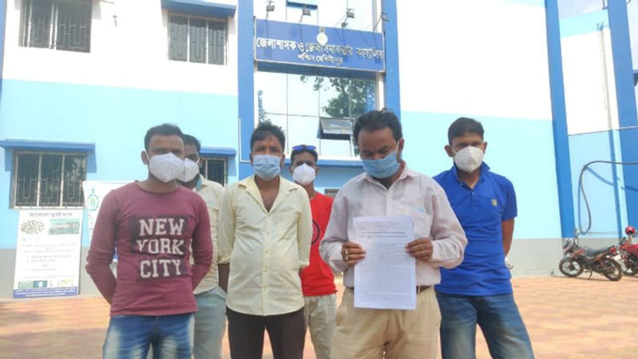 সরকারি কর্মী হিসেবে স্বীকৃতি দাবি, জেলাশাসকের কাছে স্বেচ্ছামৃত্যুর আবেদন স্বাস্থ্যকর্মীদের