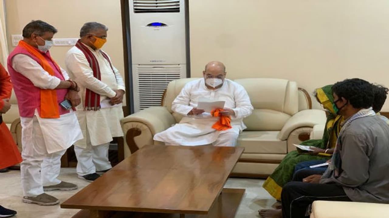 Amit Shah meets BJP worker Madan Ghori’s family in Kolkata Amit Shah meets BJP worker Madan Ghori’s family in Kolkata