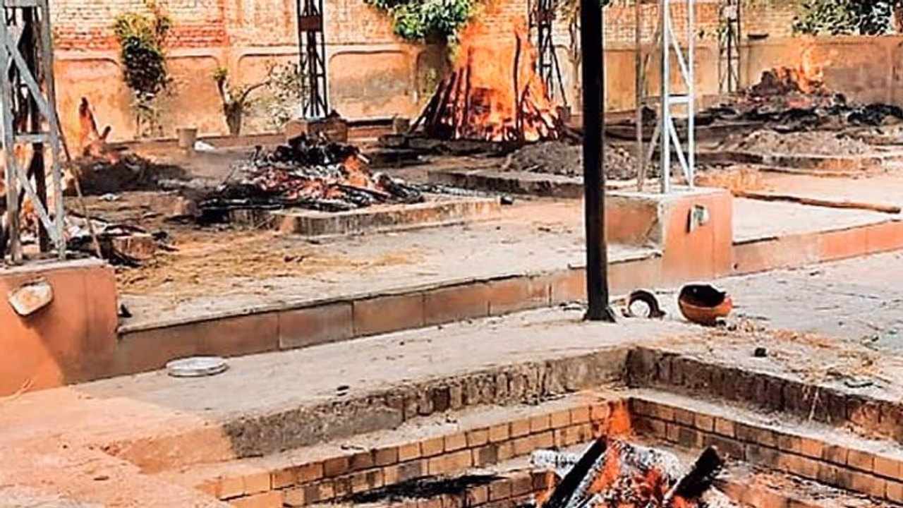 हरियाणा में जहरीली शराब से 27 लोगों की मौत, श्मशान में अंतिम संस्कार की नहीं मिल रही जगह... हरियाणा में जहरीली शराब से 27 लोगों की मौत, श्मशान में अंतिम संस्कार की नहीं मिल रही जगह...