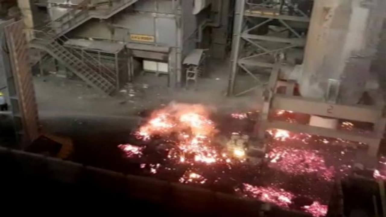 విశాఖ స్టీల్ ప్లాంట్ లో అగ్నిప్రమాదం..రెండు కోట్ల ఆస్తి నష్టం... విశాఖ స్టీల్ ప్లాంట్ లో అగ్నిప్రమాదం..రెండు కోట్ల ఆస్తి నష్టం...