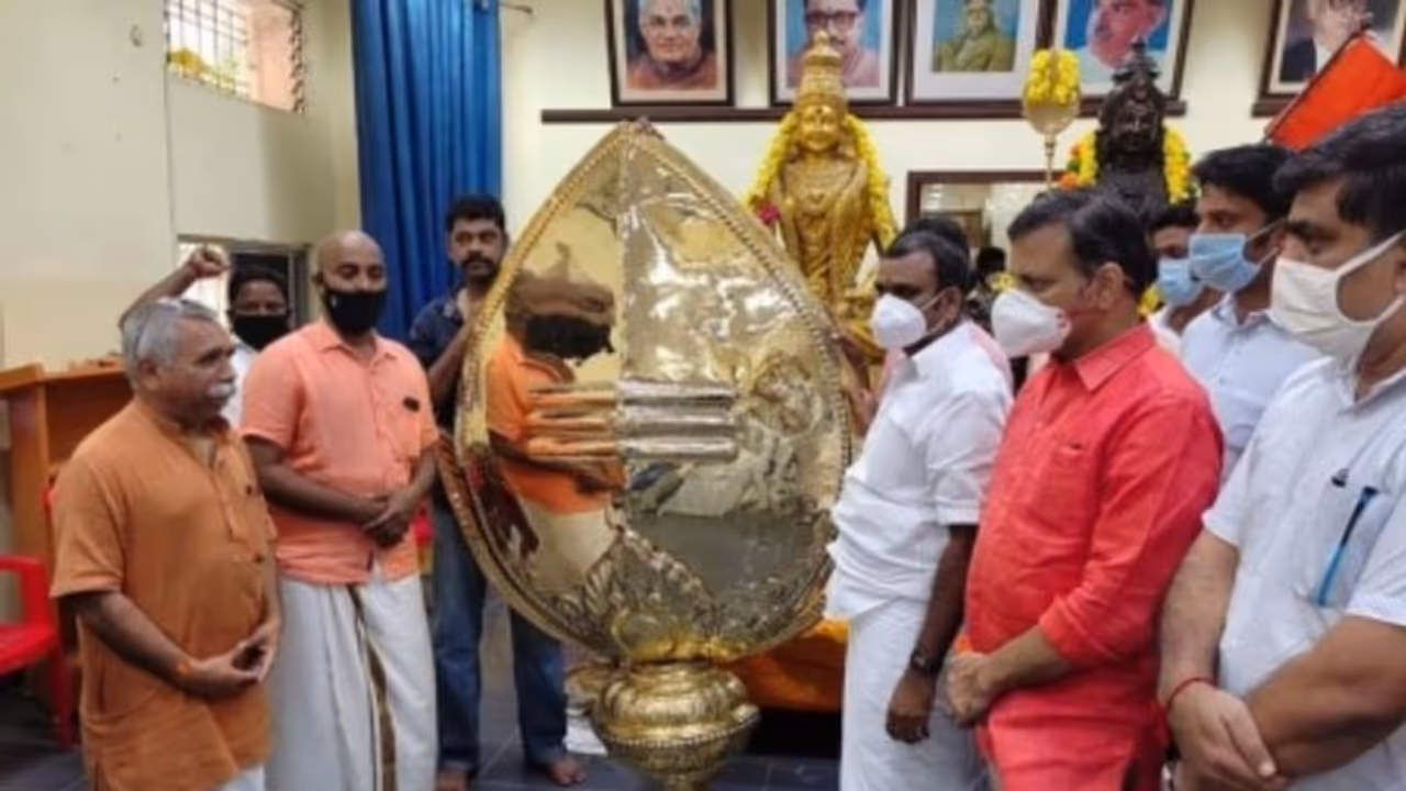 பக்தர்கள் எதிர்ப்பு.. ஃபேஸ்புக்கில் முருகனின் கருவறைப்படம்.. நீக்கியது பாஜக..! கம்யூனிஸ்ட் முதல்வரிடம் புகார். பக்தர்கள் எதிர்ப்பு.. ஃபேஸ்புக்கில் முருகனின் கருவறைப்படம்.. நீக்கியது பாஜக..! கம்யூனிஸ்ட் முதல்வரிடம் புகார்.