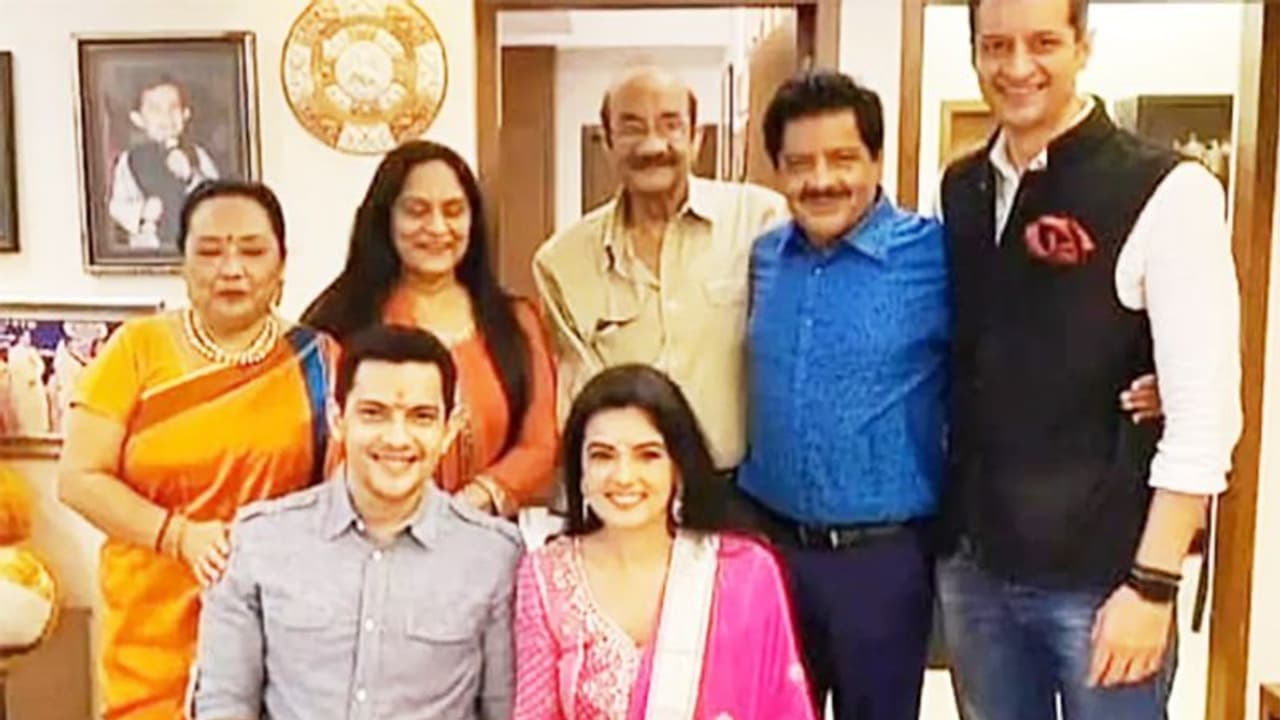 नेहा कक्कड़ के बाद अब आदित्य नारायण की भी शादी की तैयारी शुरू, सामने आई रोका सेरेमनी की फोटो नेहा कक्कड़ के बाद अब आदित्य नारायण की भी शादी की तैयारी शुरू, सामने आई रोका सेरेमनी की फोटो