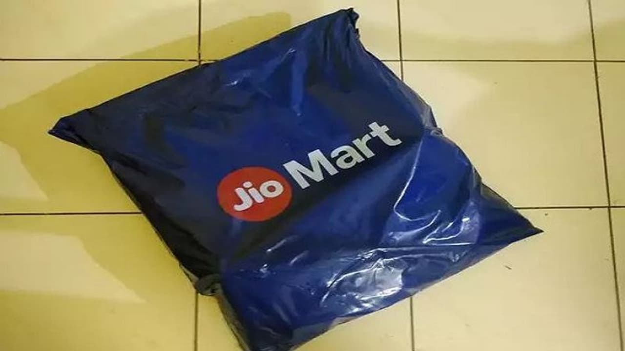 Festive Season: अमेजन और फ्लिपकार्ट को टक्कर देने की तैयारी में JioMart, शुरू किया गिफ्टिंग कॉर्नर Festive Season: अमेजन और फ्लिपकार्ट को टक्कर देने की तैयारी में JioMart, शुरू किया गिफ्टिंग कॉर्नर