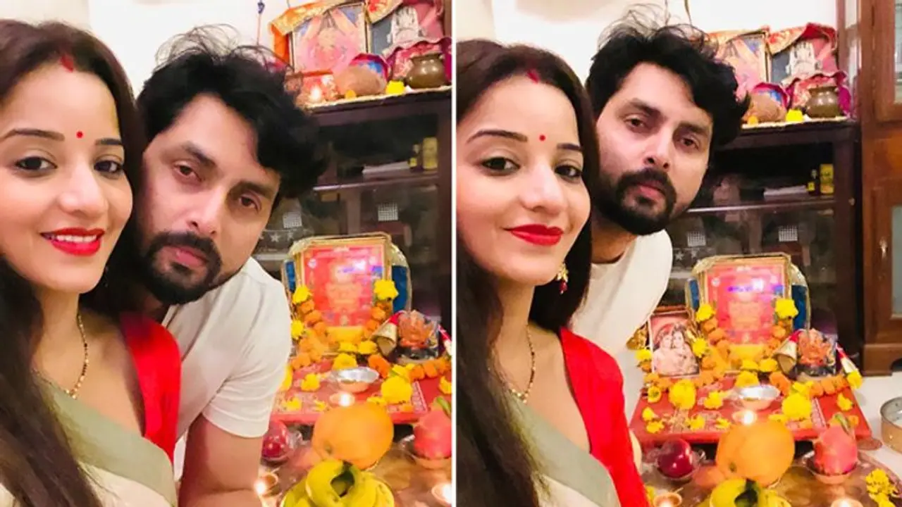 माथे पर बिंदी, मांग में सिंदूर करवा चौथ पर मोनालिसा का दिखा सिंपल लुक, पति की लंबी उम्र के लिए रखा व्रत माथे पर बिंदी, मांग में सिंदूर करवा चौथ पर मोनालिसा का दिखा सिंपल लुक, पति की लंबी उम्र के लिए रखा व्रत