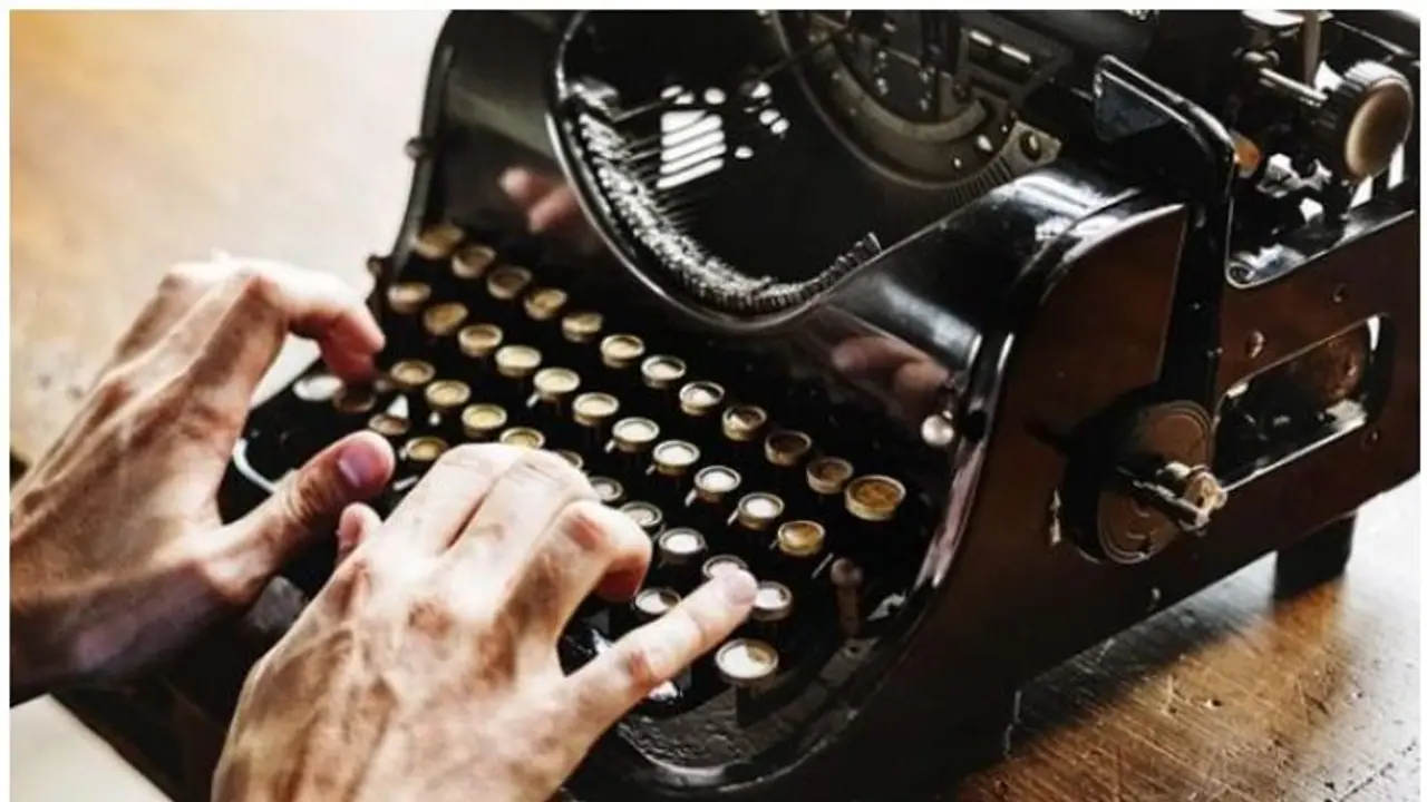 300 ಲಂಚ ಪಡೆದು ಕೆಲಸ ಕಳೆದುಕೊಂಡ ಟೈಪಿಸ್ಟ್! 300 ಲಂಚ ಪಡೆದು ಕೆಲಸ ಕಳೆದುಕೊಂಡ ಟೈಪಿಸ್ಟ್!