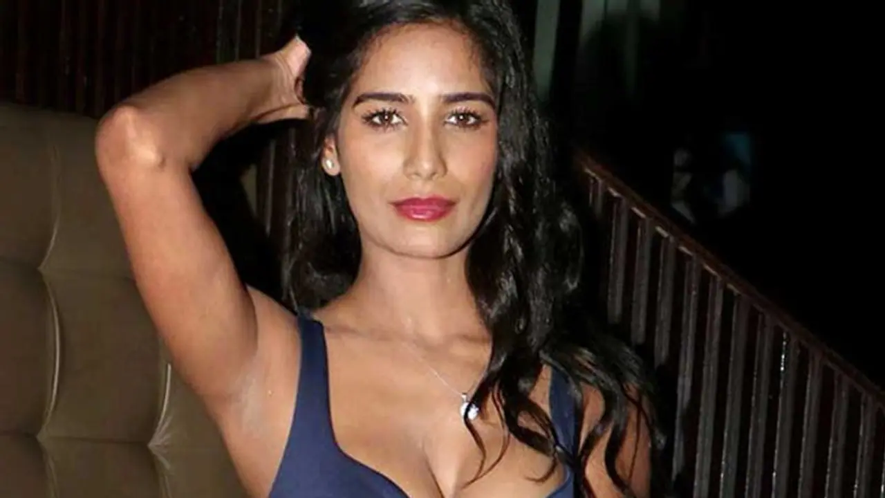 गोवा में अश्लील वीडियो शूट करने पर हो सकती है पूनम पांडे की गिरफ्तारी, पूछताछ में जुटी पुलिस गोवा में अश्लील वीडियो शूट करने पर हो सकती है पूनम पांडे की गिरफ्तारी, पूछताछ में जुटी पुलिस