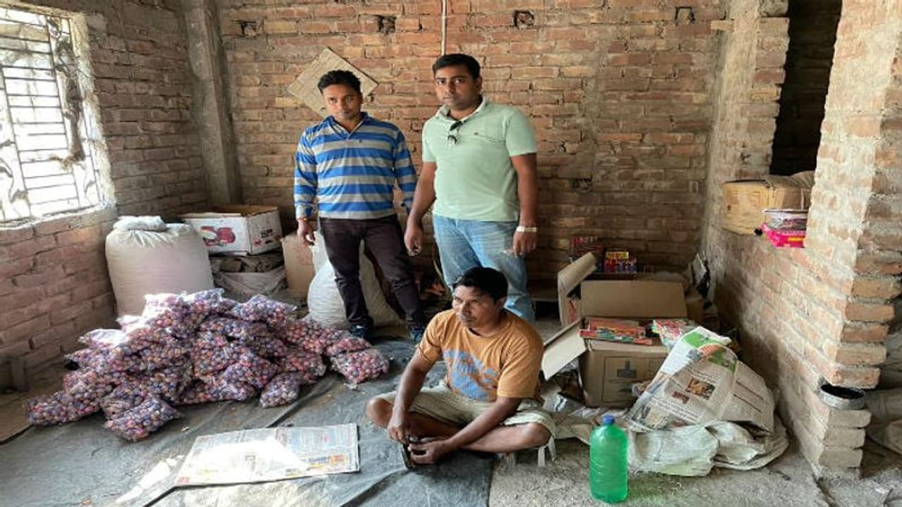 বাজি পোড়ানো ও বিক্রিতে নিষেধাজ্ঞা হাইকোর্টের, অভিযান চালিয়ে প্রচুর শব্দবাজি উদ্ধার বারুইপুরে বাজি পোড়ানো ও বিক্রিতে নিষেধাজ্ঞা হাইকোর্টের, অভিযান চালিয়ে প্রচুর শব্দবাজি উদ্ধার বারুইপুরে