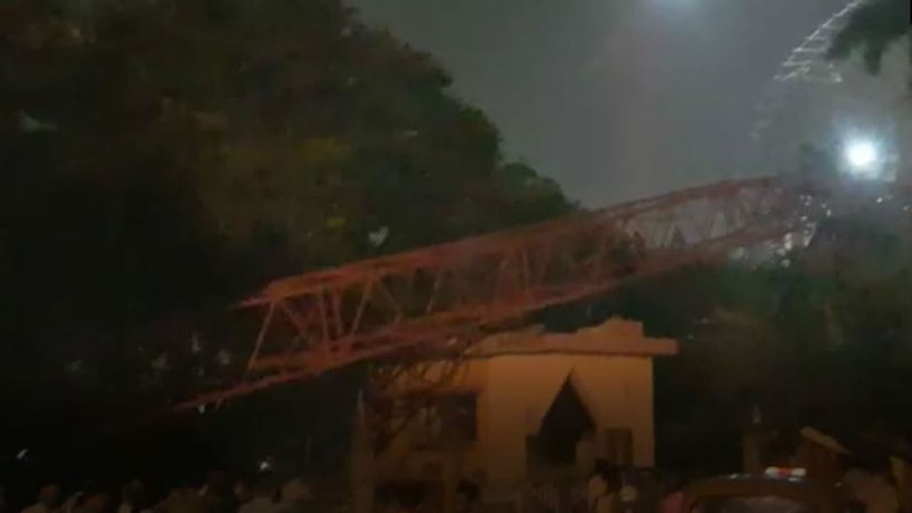 আলিপুরে বস্তিতে ভেঙে পড়ল হাইড্রোলিক ক্রেন, একটি বাড়ি ভেঙে জখম ৪ আলিপুরে বস্তিতে ভেঙে পড়ল হাইড্রোলিক ক্রেন, একটি বাড়ি ভেঙে জখম ৪