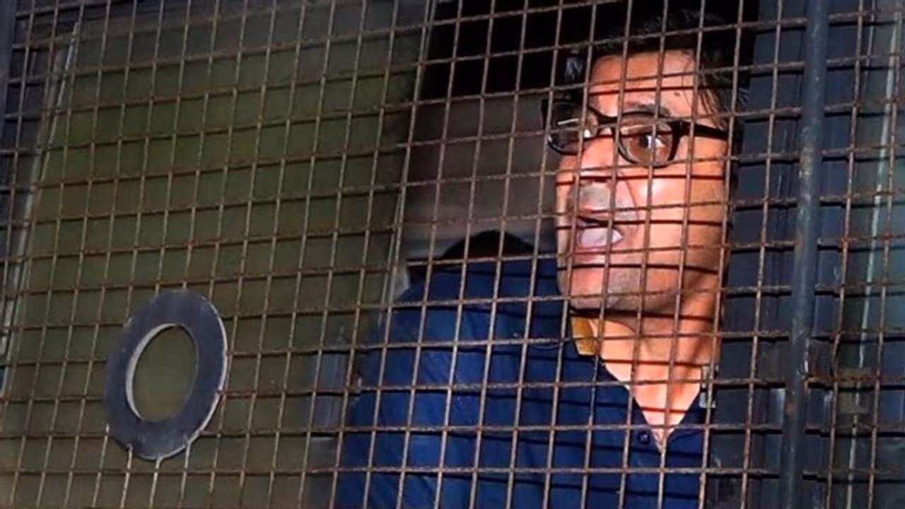 ജുഡീഷ്യല് കസ്റ്റഡിയിലിരിക്കെ ഫോണ് ഉപയോഗിച്ചു, അര്ണബിനെ ക്വാറന്റീന് സെന്ററില് നിന്ന് ജയിലിലേക്ക് മാറ്റി ജുഡീഷ്യല് കസ്റ്റഡിയിലിരിക്കെ ഫോണ് ഉപയോഗിച്ചു, അര്ണബിനെ ക്വാറന്റീന് സെന്ററില് നിന്ന് ജയിലിലേക്ക് മാറ്റി