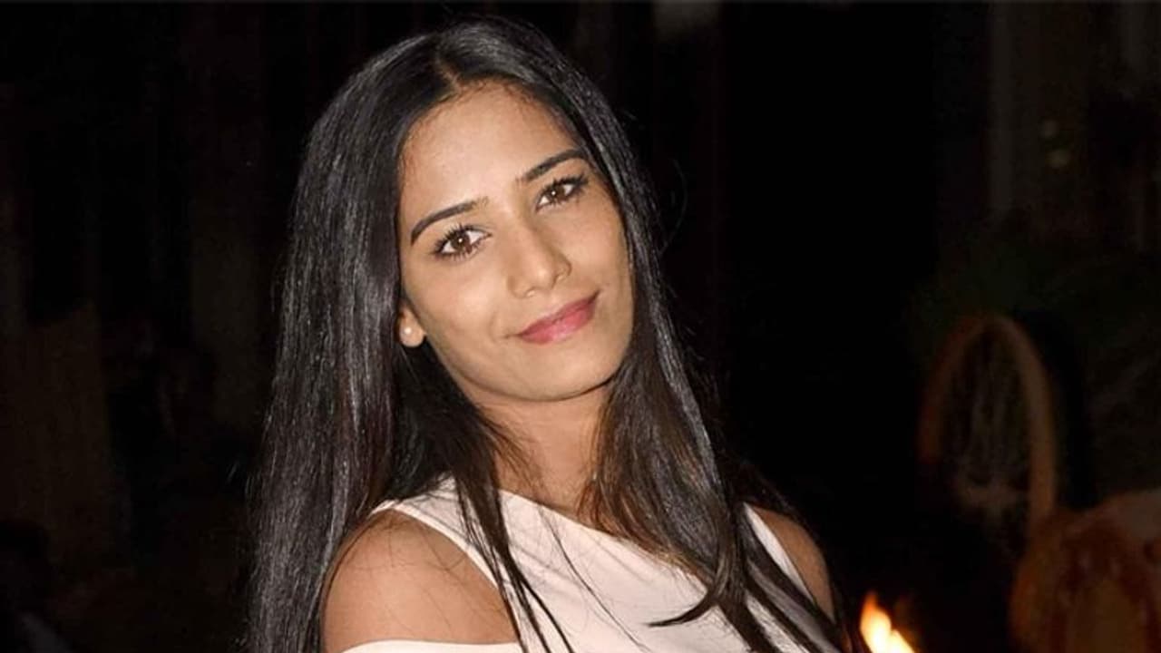 अश्लील वीडियो केस: पूनम पांडे को सुरक्षा देने वाले दो पुलिसकर्माी सस्पेंड, एक्ट्रेस को भी लिया गया हिरासत में अश्लील वीडियो केस: पूनम पांडे को सुरक्षा देने वाले दो पुलिसकर्माी सस्पेंड, एक्ट्रेस को भी लिया गया हिरासत में