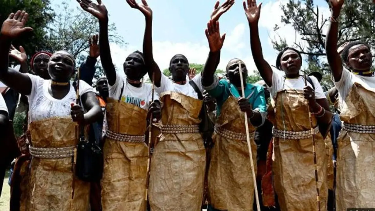 নেই মাতৃভাষায় পড়াশোনার অধিকার, উন্নয়নের আলো থেকে দূরে থেকেই আদিবাসী দিবস পালন বিশ্বের