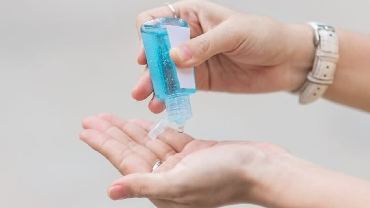 সুনামির আকার ধারণ করোনার, বাজার চলতি স্যানিটাইজার আর নয়, জানুন হোমমেড পদ্ধতি সুনামির আকার ধারণ করোনার, বাজার চলতি স্যানিটাইজার আর নয়, জানুন হোমমেড পদ্ধতি