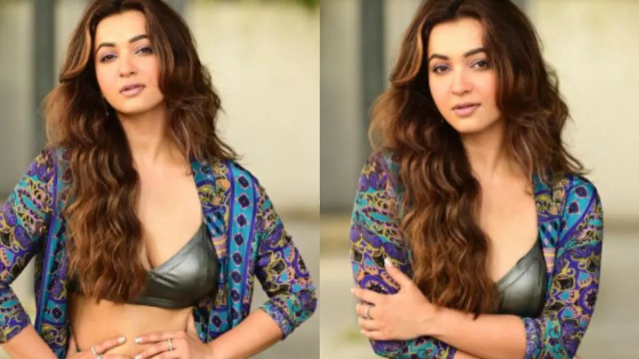 উন্মুক্ত নিতম্বের একাংশ, সেক্সি ফিগারে পুলের নীল জলে আগুন জ্বালালেন টলি নায়িকা কৌশানি উন্মুক্ত নিতম্বের একাংশ, সেক্সি ফিগারে পুলের নীল জলে আগুন জ্বালালেন টলি নায়িকা কৌশানি