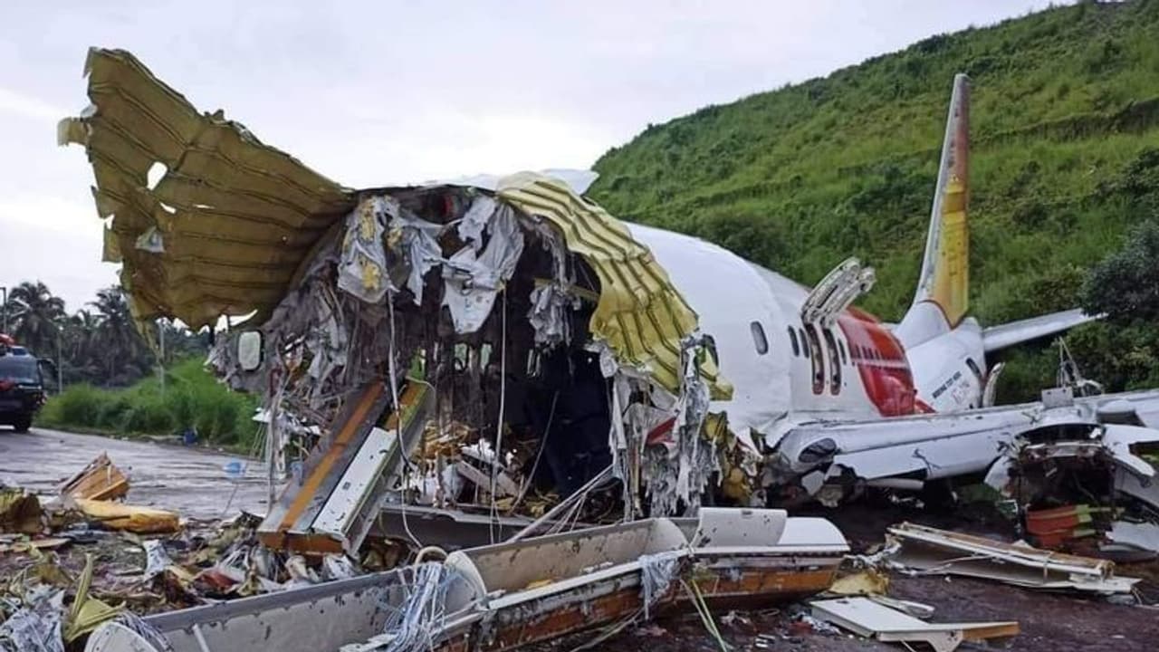 'വിമാനം ഇറക്കിയത് റൺവേയുടെ പകുതിയും കഴിഞ്ഞ്', കരിപ്പൂർ ദുരന്തം പൈലറ്റിന്റെ വീഴ്ചയെന്ന് അന്വേഷണ റിപ്പോർട്ട് 'വിമാനം ഇറക്കിയത് റൺവേയുടെ പകുതിയും കഴിഞ്ഞ്', കരിപ്പൂർ ദുരന്തം പൈലറ്റിന്റെ വീഴ്ചയെന്ന് അന്വേഷണ റിപ്പോർട്ട്