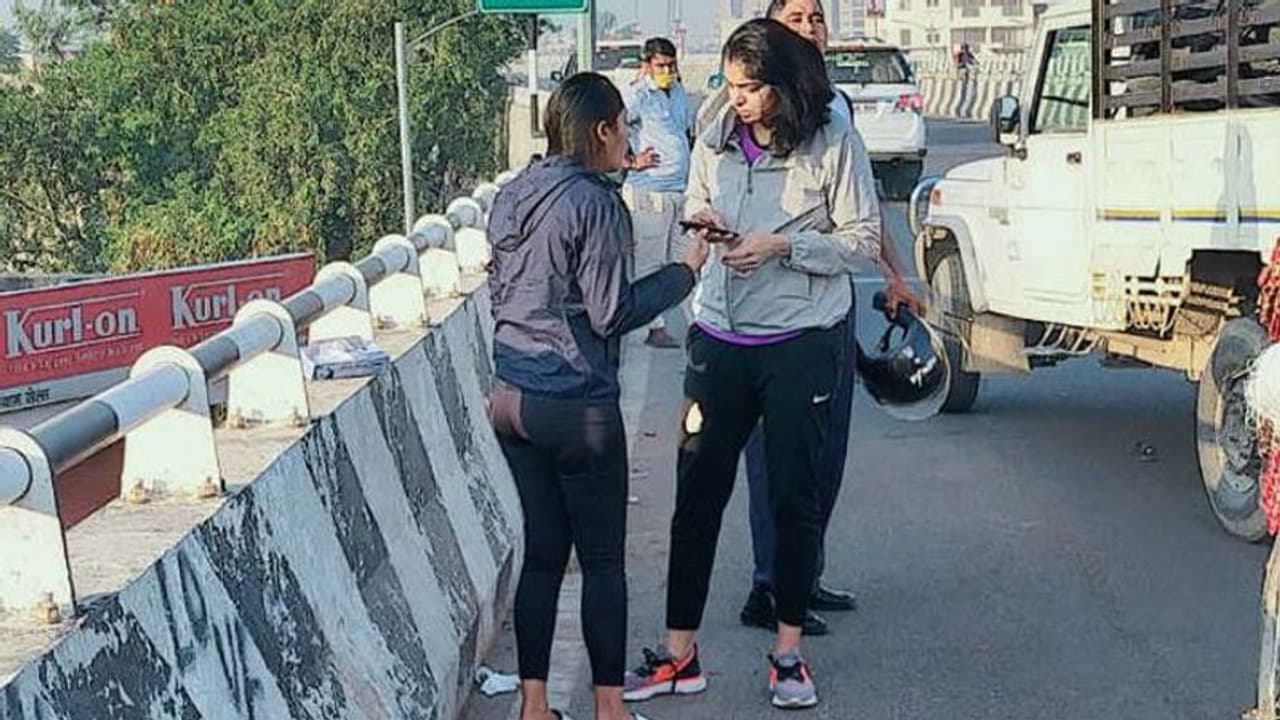 ऑडी दौड़ा रही लड़कियों ने युवक को मारी खतरनाक टक्कर, 30 फीट उछलकर एक मकान की छत पर गिरा, दर्दनाक मौत ऑडी दौड़ा रही लड़कियों ने युवक को मारी खतरनाक टक्कर, 30 फीट उछलकर एक मकान की छत पर गिरा, दर्दनाक मौत