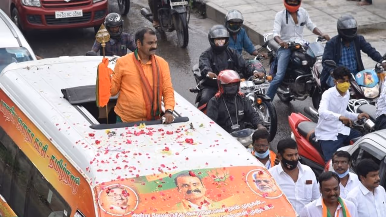 முருகன் கோயில் இல்லாத பகுதிகளில் வேல் யாத்திரை ஏன்..? சென்னை உயர் நீதிமன்றம் கேள்வி..! முருகன் கோயில் இல்லாத பகுதிகளில் வேல் யாத்திரை ஏன்..? சென்னை உயர் நீதிமன்றம் கேள்வி..!