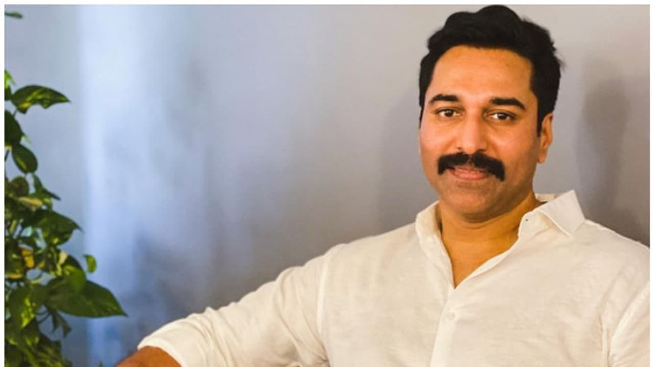 ഇത് എന്റെ 'ഫസ്റ്റ് ലുക്ക്', ഫോട്ടോയുമായി റഹ്മാൻ! ഇത് എന്റെ 'ഫസ്റ്റ് ലുക്ക്', ഫോട്ടോയുമായി റഹ്മാൻ!