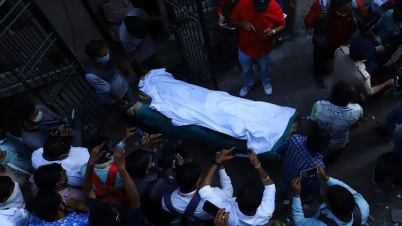 मां बाप समझते बेटा जेल में सजा काट रहा, लेकिन उसे दीवार में चुनवा दिया..5 साल बाद घर में मिला कंकाल मां बाप समझते बेटा जेल में सजा काट रहा, लेकिन उसे दीवार में चुनवा दिया..5 साल बाद घर में मिला कंकाल