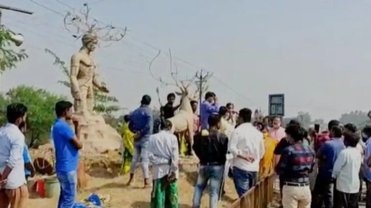 'ভুল মূর্তি'তে মাল্যদান অমিত শাহের, বিরসা মুন্ডাকে অপমানের অভিযোগে বিক্ষোভ বাঁকুড়ায় 'ভুল মূর্তি'তে মাল্যদান অমিত শাহের, বিরসা মুন্ডাকে অপমানের অভিযোগে বিক্ষোভ বাঁকুড়ায়