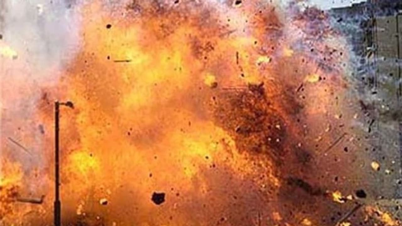 বাড়ির চারপাশে বেড়া দেওয়ার সময়ে ঘটল বিস্ফোরণ, গুরুতর জখম বাবা ও ছেলে বাড়ির চারপাশে বেড়া দেওয়ার সময়ে ঘটল বিস্ফোরণ, গুরুতর জখম বাবা ও ছেলে