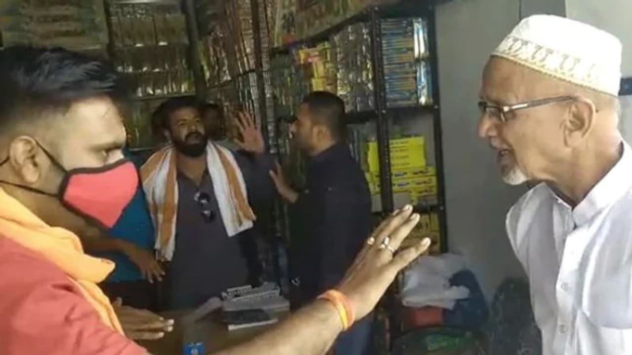 ദൈവങ്ങളുടെ പേരുള്ള പടക്കം വില്പ്പനയ്ക്ക്, കട കത്തിക്കുമെന്ന് മുസ്ലീം കച്ചവടക്കാര്ക്ക് നേരെ ഭീഷണി ദൈവങ്ങളുടെ പേരുള്ള പടക്കം വില്പ്പനയ്ക്ക്, കട കത്തിക്കുമെന്ന് മുസ്ലീം കച്ചവടക്കാര്ക്ക് നേരെ ഭീഷണി