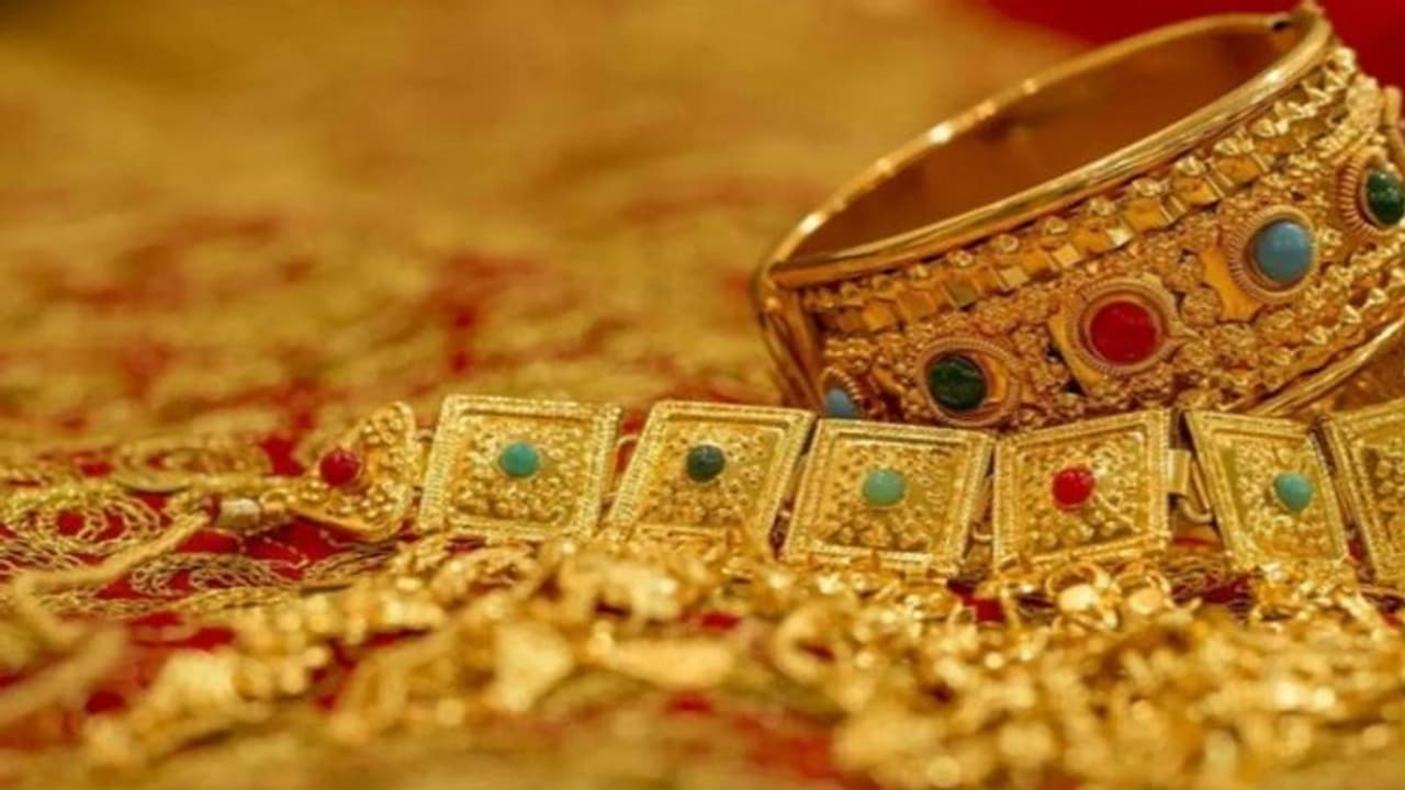 Gold Rate Today: കാലിടറി സ്വർണവില; വെള്ളിയുടെ വിലയിൽ മാറ്റമില്ല Gold Rate Today: കാലിടറി സ്വർണവില; വെള്ളിയുടെ വിലയിൽ മാറ്റമില്ല
