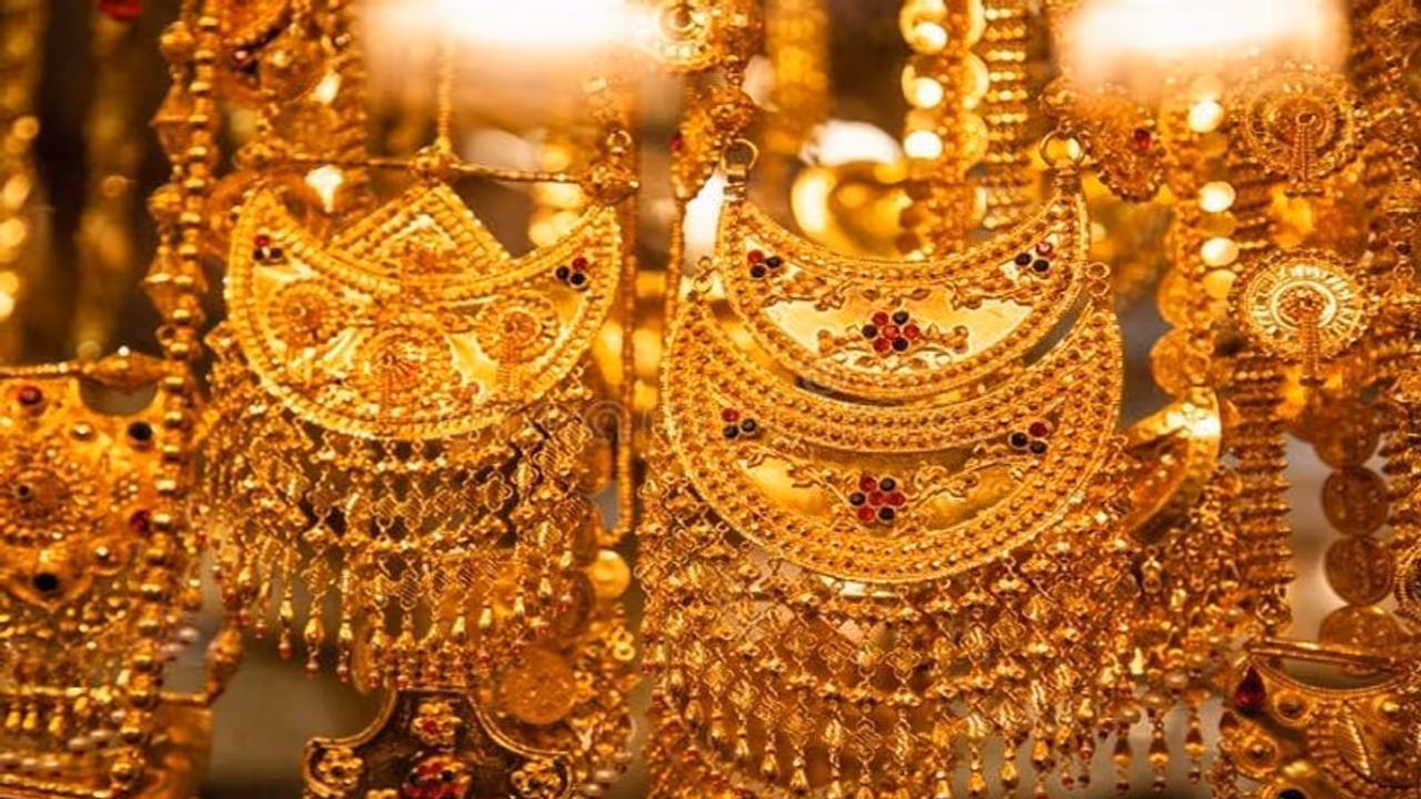 Gold Rate Today: സ്വർണവിലയിൽ ഇടിവ്, 40,000 ന് താഴേക്ക്; വിപണി നിരക്ക് അറിയാം Gold Rate Today: സ്വർണവിലയിൽ ഇടിവ്, 40,000 ന് താഴേക്ക്; വിപണി നിരക്ക് അറിയാം