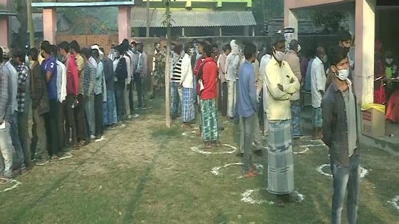 पूर्णिया में बवाल: एक जगह सुरक्षाबलों से उलझे ग्रामीण, दूसरी जगह आरजेडी नेता के भाई को मारी गोली पूर्णिया में बवाल: एक जगह सुरक्षाबलों से उलझे ग्रामीण, दूसरी जगह आरजेडी नेता के भाई को मारी गोली