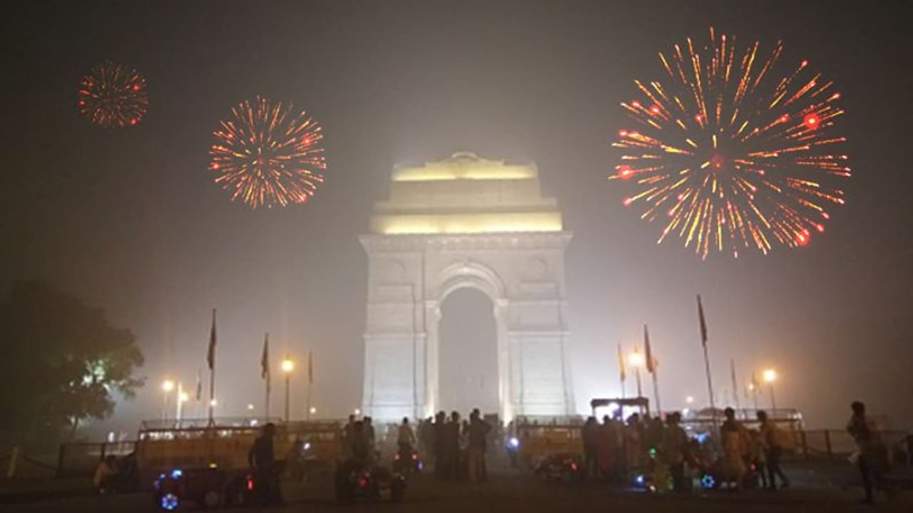 दिल्ली की हवा में फिर दिखा जहर, दिवाली की रात खतरनाक स्तर पर पहुंच सकता है प्रदूषण का स्तर दिल्ली की हवा में फिर दिखा जहर, दिवाली की रात खतरनाक स्तर पर पहुंच सकता है प्रदूषण का स्तर