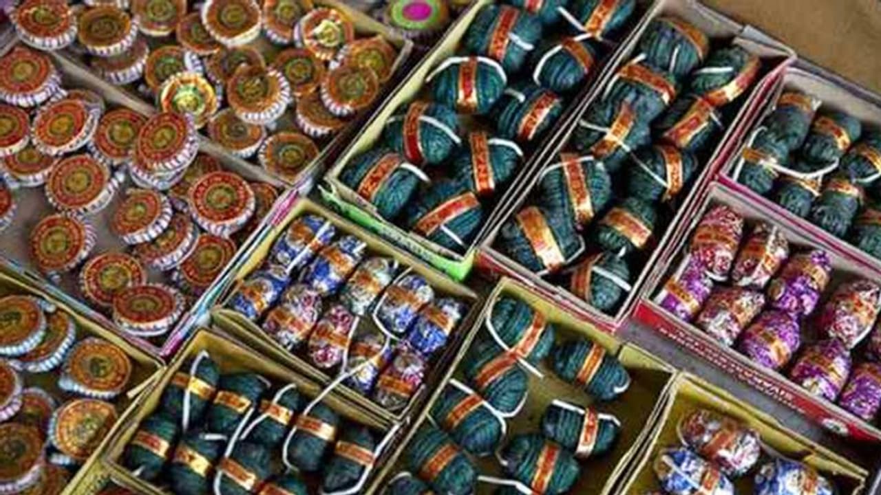 ಪಟಾಕಿ ನಿಷೇಧ: ವ್ಯಾಪಾರಿಗಳಿಂದ ಆಕ್ಷೇಪ, ತಜ್ಞರಿಂದ ಸ್ವಾಗತ, ಅಂಗಡಿಗಳಿಗೆ ಲಗ್ಗೆಯಿಟ್ಟ ಜನ ಪಟಾಕಿ ನಿಷೇಧ: ವ್ಯಾಪಾರಿಗಳಿಂದ ಆಕ್ಷೇಪ, ತಜ್ಞರಿಂದ ಸ್ವಾಗತ, ಅಂಗಡಿಗಳಿಗೆ ಲಗ್ಗೆಯಿಟ್ಟ ಜನ