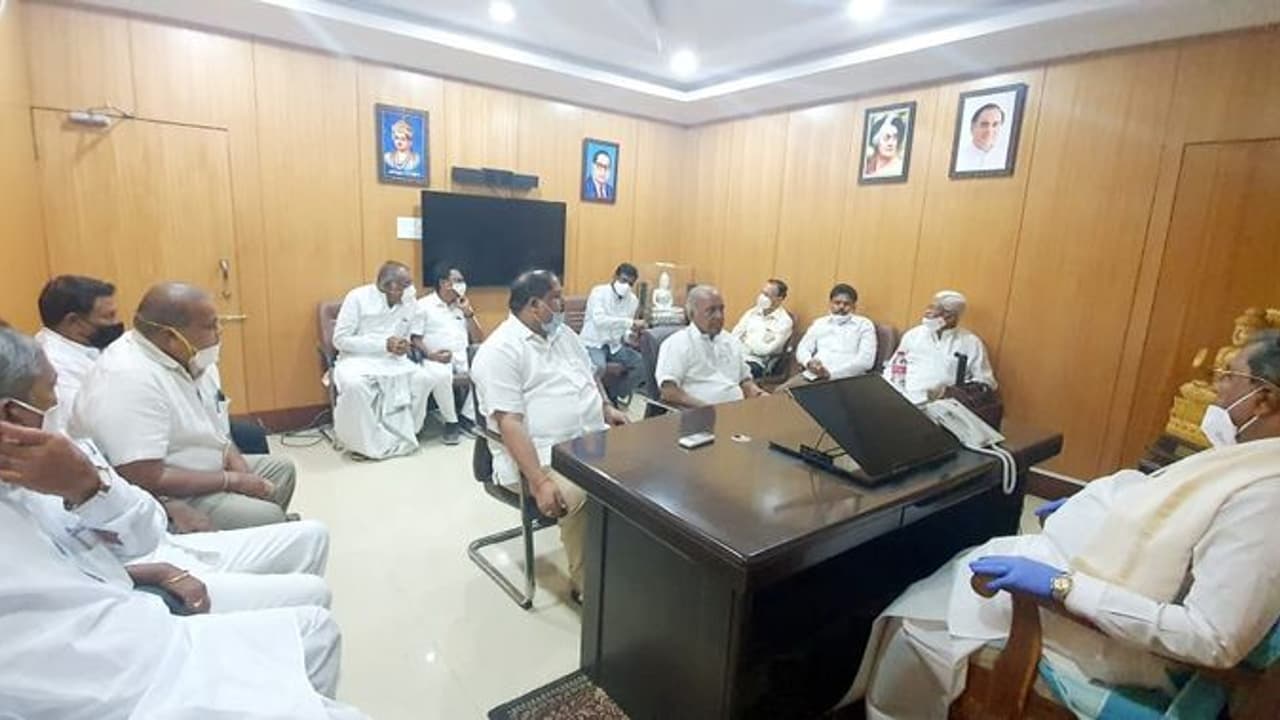 ಬಿಜೆಪಿಗೆ ಕಾಂಗ್ರೆಸ್ ರಿವರ್ಸ್ ಆಪರೇಷನ್: ಸಿದ್ದರಾಮಯ್ಯ ಮಹತ್ವದ ಸಭೆ..! ಬಿಜೆಪಿಗೆ ಕಾಂಗ್ರೆಸ್ ರಿವರ್ಸ್ ಆಪರೇಷನ್: ಸಿದ್ದರಾಮಯ್ಯ ಮಹತ್ವದ ಸಭೆ..!