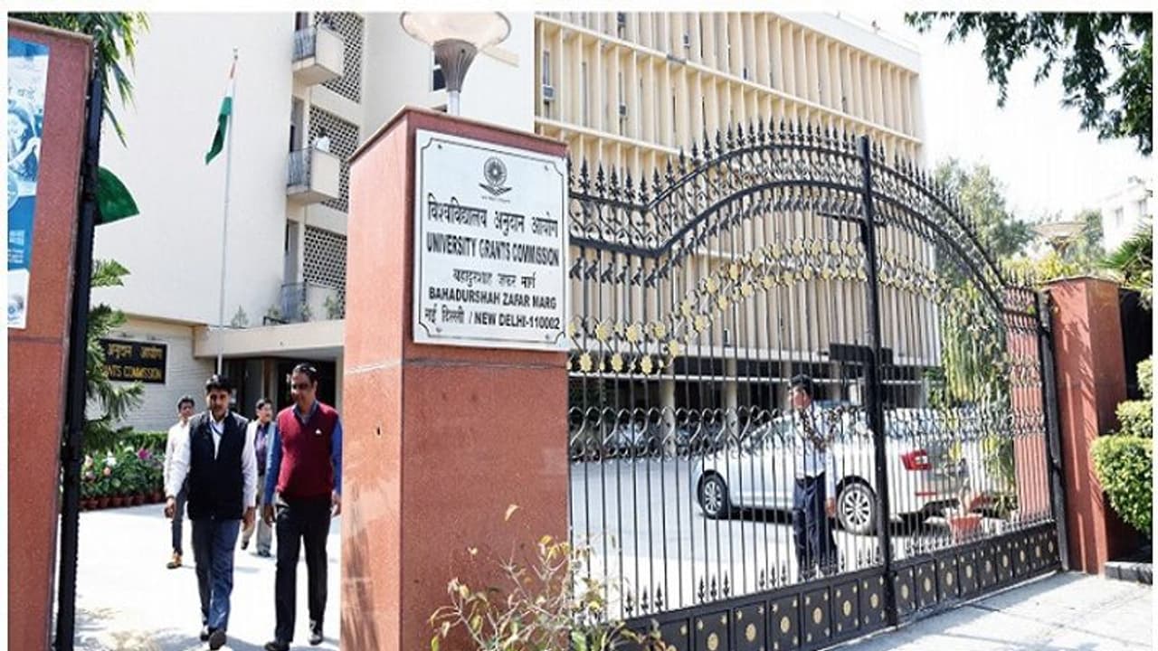 कोरोनावायरस महामारी के बीच कॉलेज यूनिवर्सिटी खोलने के लिए UGC ने जारी की नई गाइडलाइन्स, जानें डिटेल्स कोरोनावायरस महामारी के बीच कॉलेज यूनिवर्सिटी खोलने के लिए UGC ने जारी की नई गाइडलाइन्स, जानें डिटेल्स