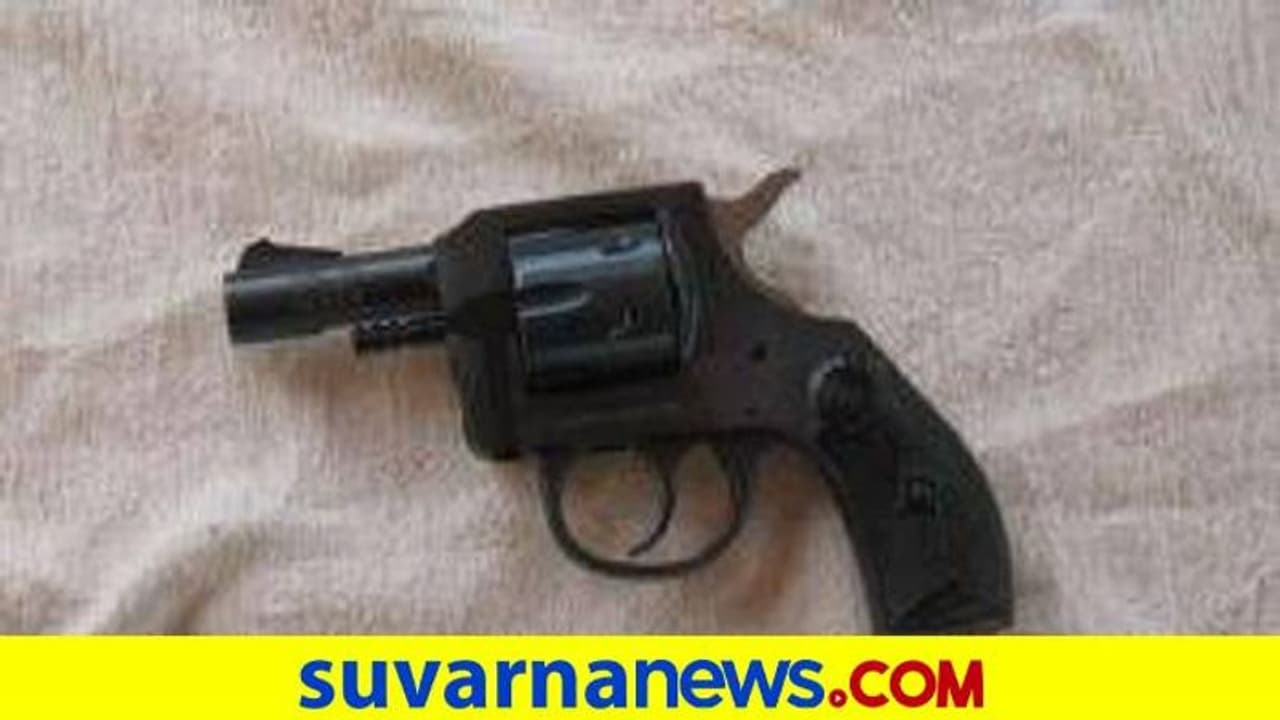 ಗನ್ ಹಿಡಿದುಕೊಂಡು ಸೆಲ್ಫಿ ತೆಗೆದುಕೊಳ್ಳಲು ಹೋಗಿ ಸತ್ತ! ಗನ್ ಹಿಡಿದುಕೊಂಡು ಸೆಲ್ಫಿ ತೆಗೆದುಕೊಳ್ಳಲು ಹೋಗಿ ಸತ್ತ!