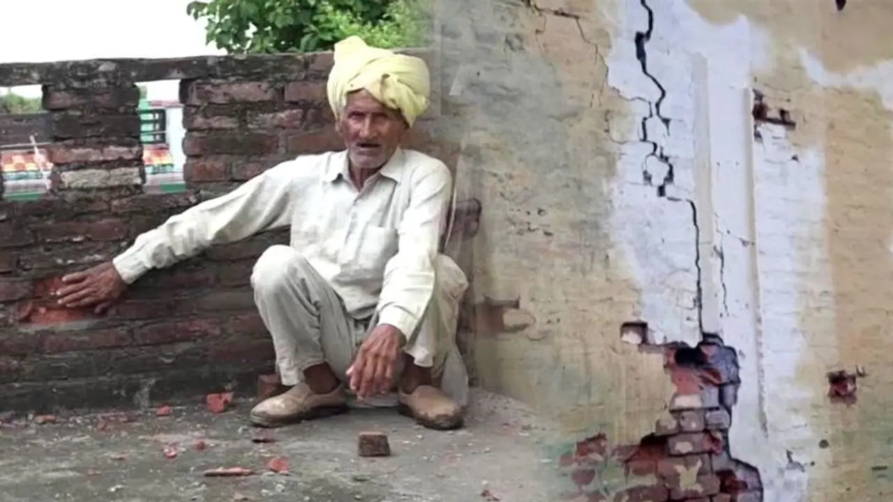 'উপযুক্ত জবাব দেওয়া দরকার' পাক গোলার আঘাতে ভিটে হারিয়ে ফুঁসছে সীমান্তবর্তী বহু গ্রাম 'উপযুক্ত জবাব দেওয়া দরকার' পাক গোলার আঘাতে ভিটে হারিয়ে ফুঁসছে সীমান্তবর্তী বহু গ্রাম