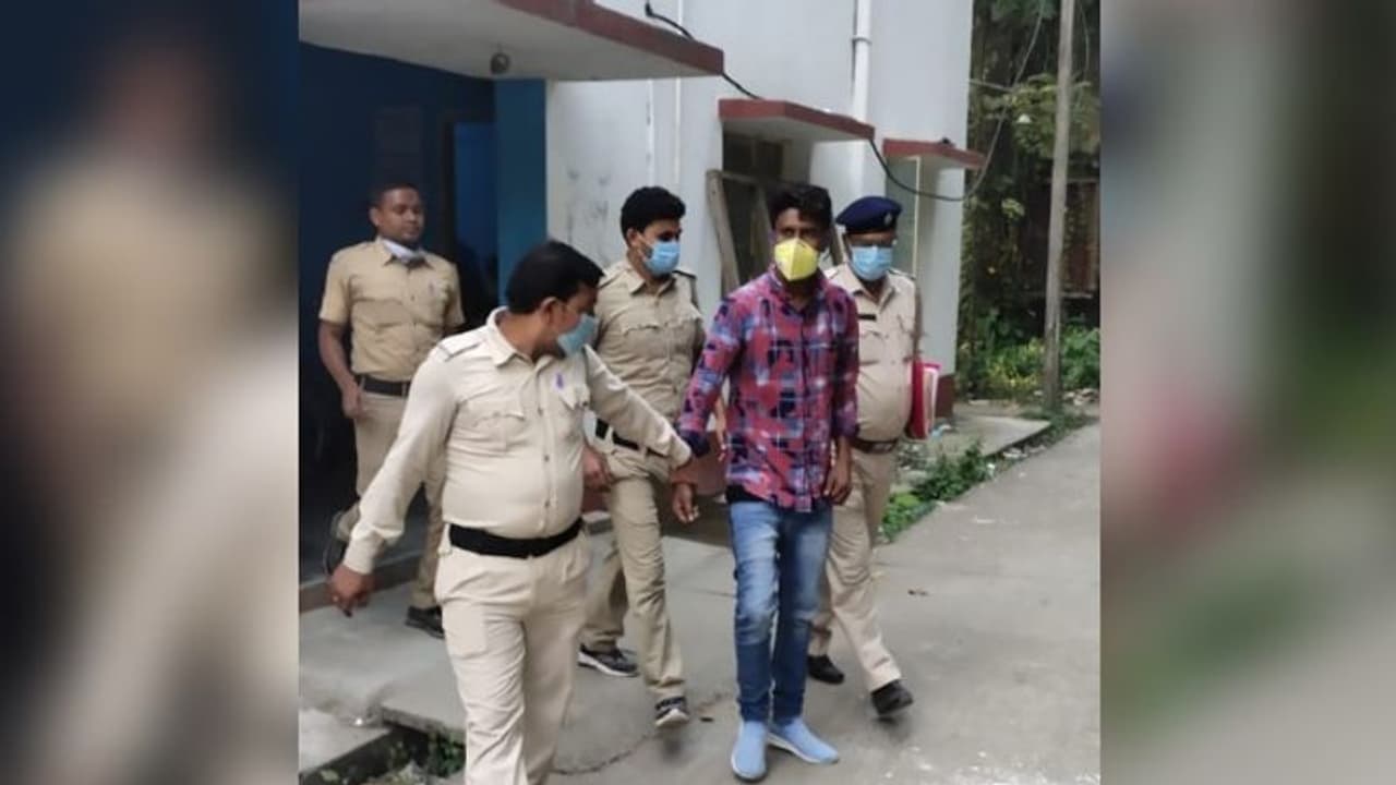 পুলিশি তৎপরতায় প্রতারণার হাত থেকে বাঁচল কৃষক পরিবার, ধরা পড়ল মূল পাণ্ডা পুলিশি তৎপরতায় প্রতারণার হাত থেকে বাঁচল কৃষক পরিবার, ধরা পড়ল মূল পাণ্ডা