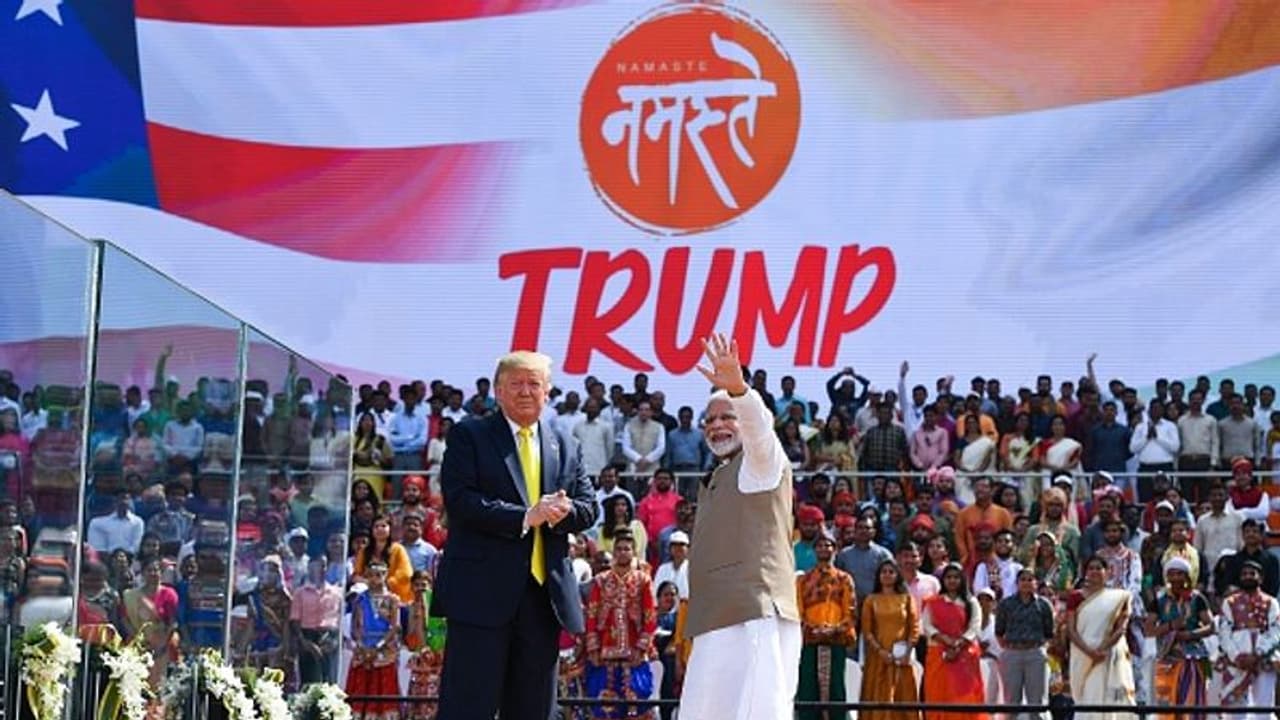 'അമേരിക്ക തെറ്റുതിരുത്തി, ബൈ ബൈ പറഞ്ഞു, ഇന്ത്യക്കാര്‍ക്ക് പാഠമാണ്'; 'നമസ്‌തേ ട്രംപി'നെ പരിഹസിച്ച് ശിവസേന