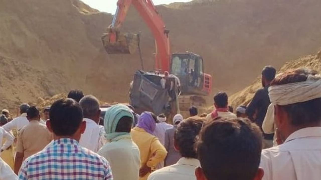 दर्दनाक हादसा: जीप पलटते ही 20 फीट नीचे मिट्टी में जा धसी, अंदर ही मर गए एक परिवार के 3 लोग दर्दनाक हादसा: जीप पलटते ही 20 फीट नीचे मिट्टी में जा धसी, अंदर ही मर गए एक परिवार के 3 लोग