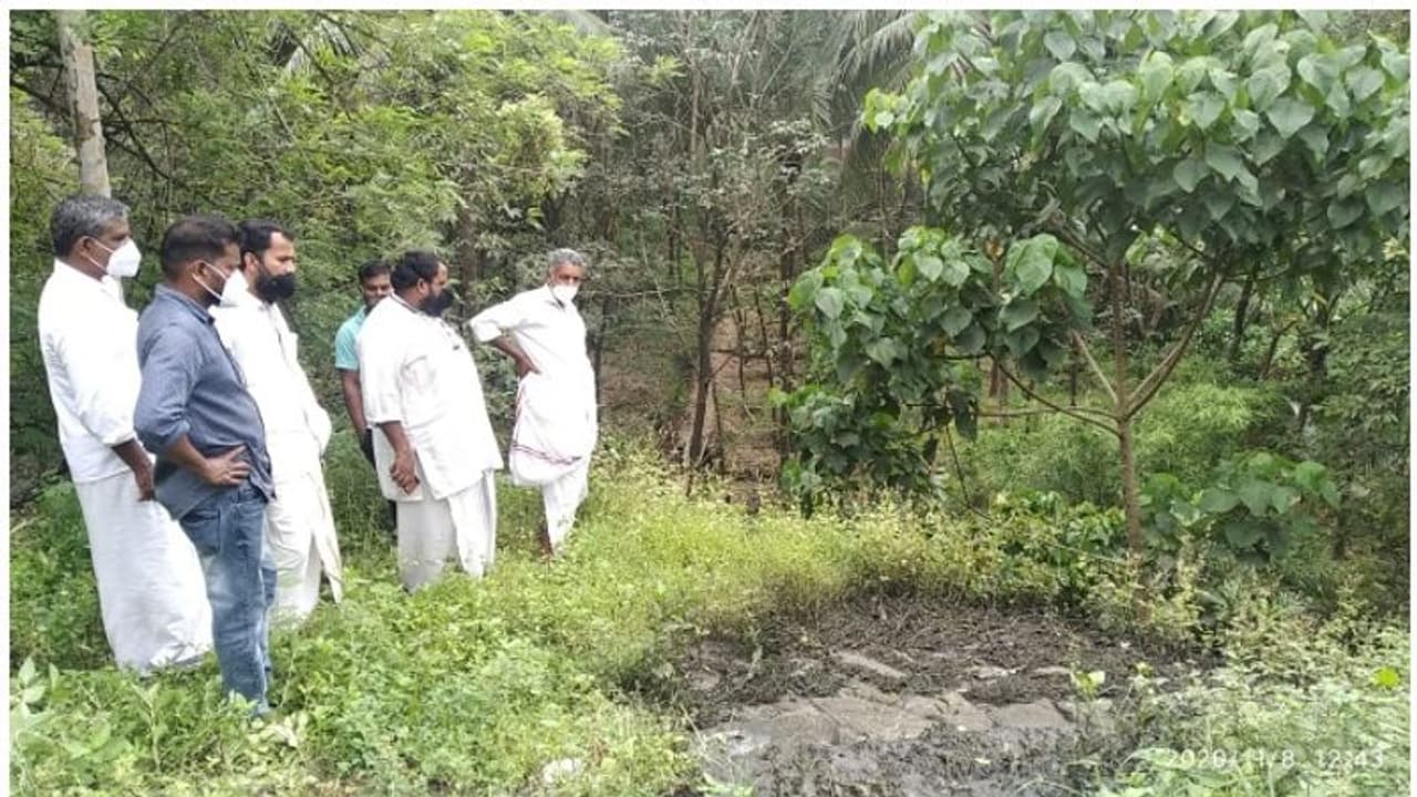 താമരശ്ശേരി ചുരത്തില് കക്കൂസ് മാലിന്യം തള്ളി താമരശ്ശേരി ചുരത്തില് കക്കൂസ് മാലിന്യം തള്ളി