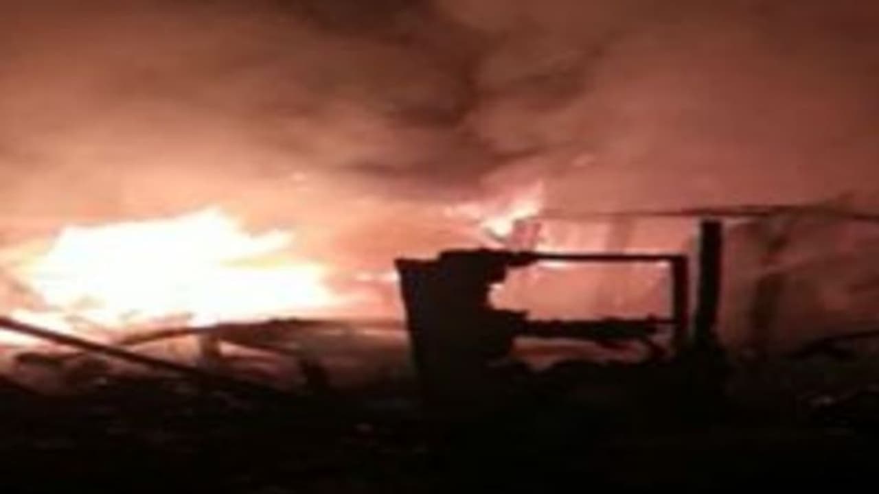 ফের শহরে অগ্নিকাণ্ড, এবার আগুন লাগল ৩২ নম্বর ওয়ার্ডের একটি বস্তিতে