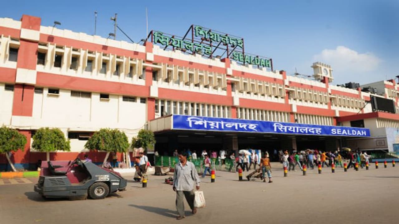 শিয়ালদহ ফ্লাইওভারের নিচে কর্তব্যরত পুলিশকর্মীকে ছুরির কোপ, গ্রেফতার মদ্যপ যুবক শিয়ালদহ ফ্লাইওভারের নিচে কর্তব্যরত পুলিশকর্মীকে ছুরির কোপ, গ্রেফতার মদ্যপ যুবক