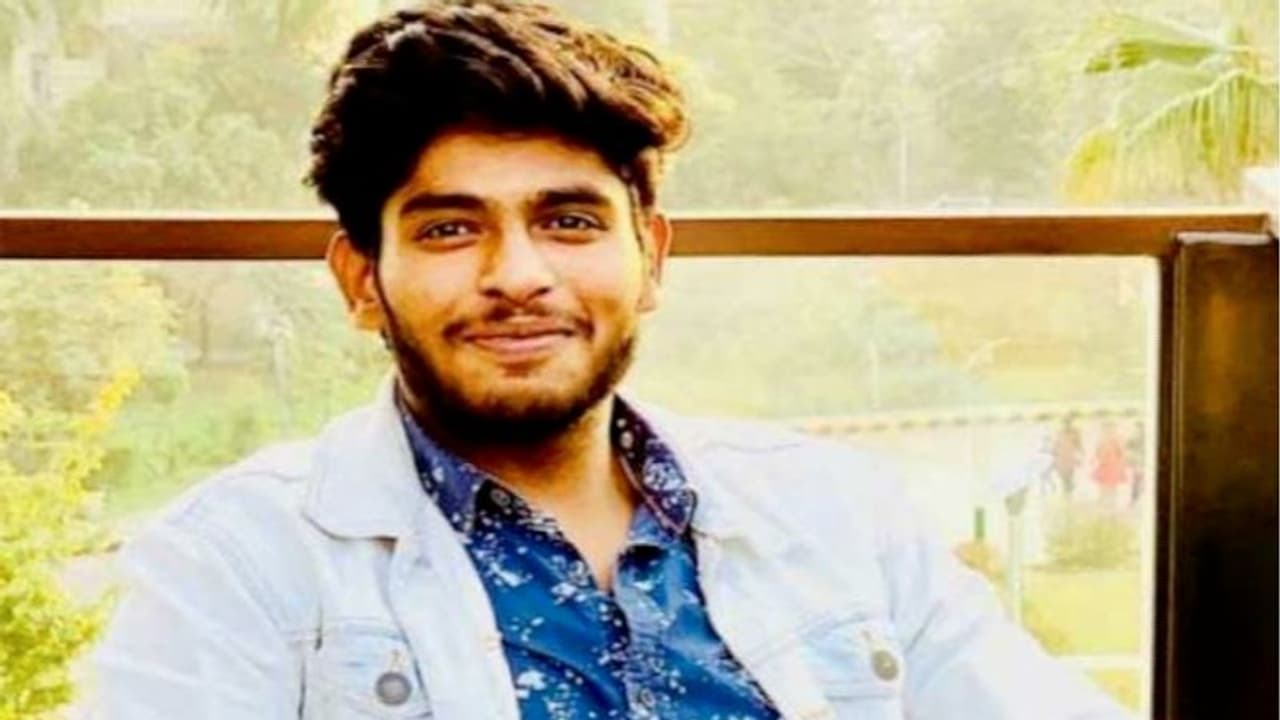 തോക്ക് ചൂണ്ടി സെല്ഫി എടുക്കാന് ശ്രമം; യുവാവ് വെടിയേറ്റ് മരിച്ചു തോക്ക് ചൂണ്ടി സെല്ഫി എടുക്കാന് ശ്രമം; യുവാവ് വെടിയേറ്റ് മരിച്ചു