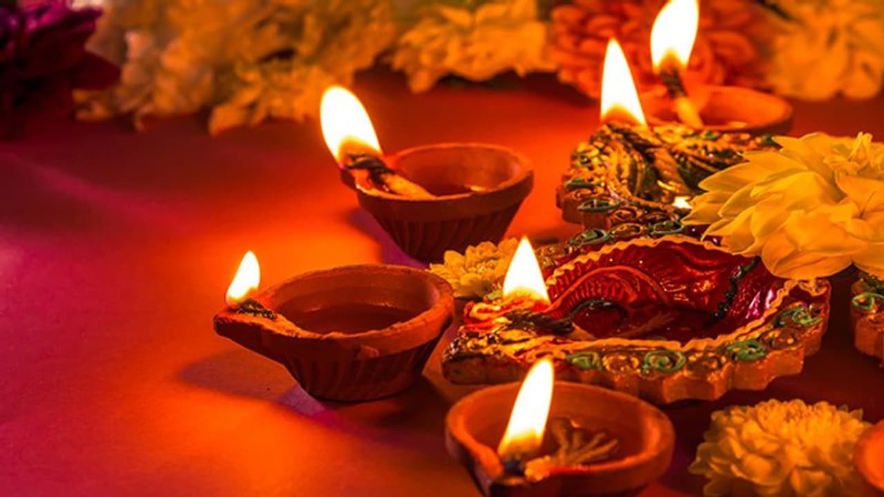 দীপাবলি আর ভাইফোঁটাতে 'ভোকাল ফর লোকাল' মন্ত্রে দীক্ষিত হন, আর্থনীতি উন্নয়নে চলছে যজ্ঞ